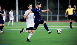 Der Darmsheimer Kapitän Simon Lindner, im Laufduell mit dem Sindelfinger Luis Walter, musste zur Pause verletzt ausgewechselt werden. Bild: photostampe