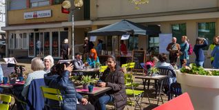Beim Freiluftcafé auf dem Berliner Platz kommen jeden Donnerstag Menschen zusammen.