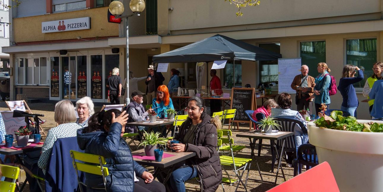 Beim Freiluftcafé auf dem Berliner Platz kommen jeden Donnerstag Menschen zusammen.