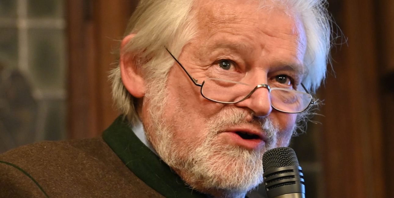 Der Wasserchemiker Prof. Dr. Walter Jäger bei seiner eindeutigen Feststellung: „Das Wasser der Schönbuchbrunnen ist kein Trinkwasser."