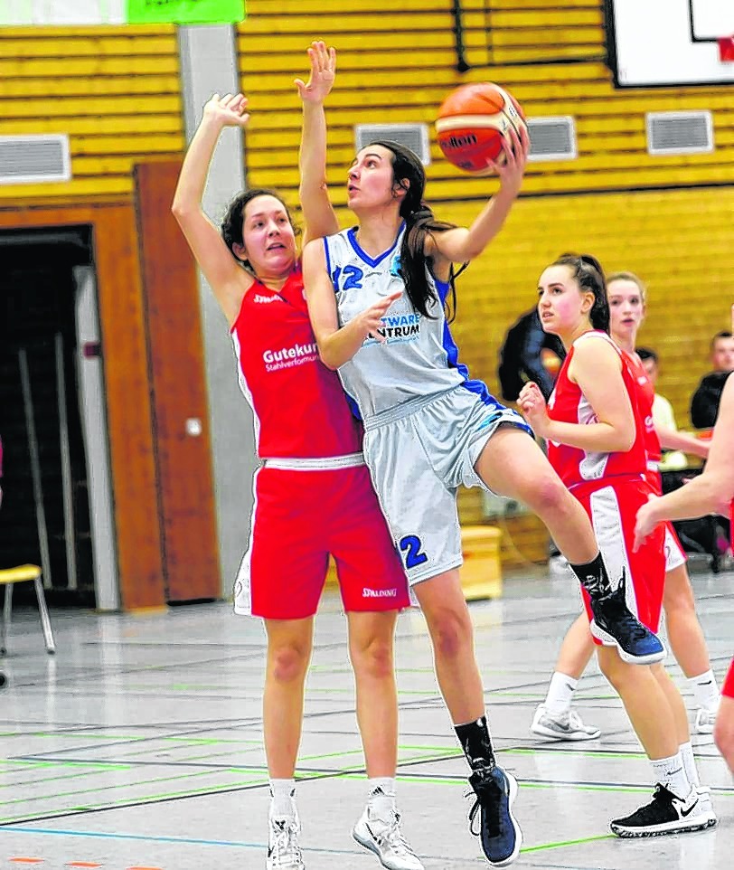 Sharon Nack dreht im vierten Viertel auf (am Ball). Bild: automotorart