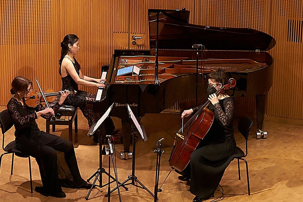 Katja Rohde-Paulich (Violine), Albertina Eunju-Song (Klavier) und Lisa Wohlfarth (Cello) beim Kammermusikabend im Odeon der SMTT. Bild: Heiden