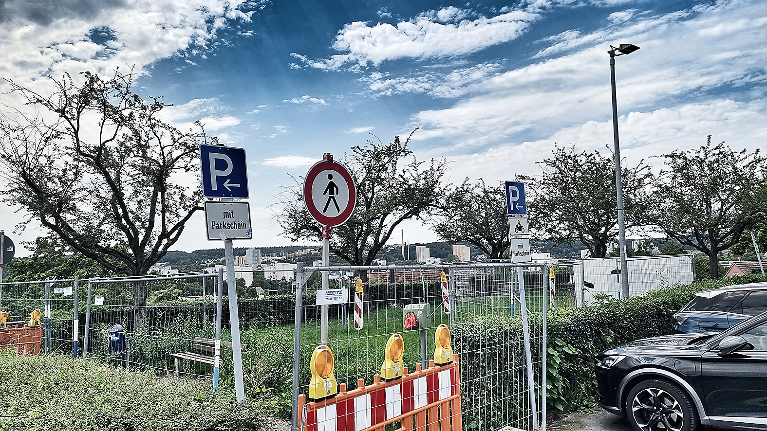 Die Absperrungen auf dem Schlossplatz stehen. Bild: Hamann/A
