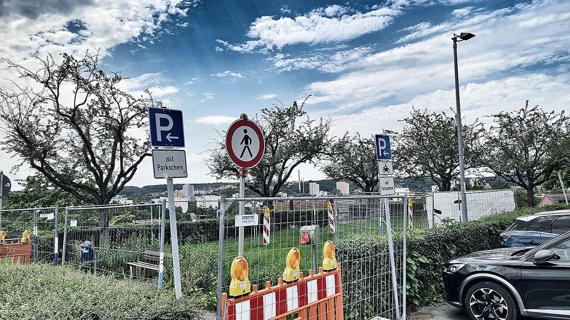 Die Absperrungen auf dem Schlossplatz stehen. Bild: Hamann/A