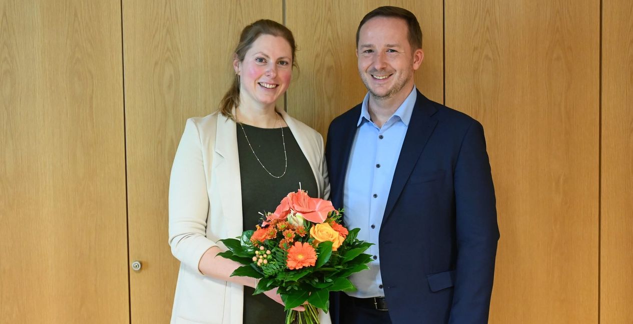 Am Wahlabend: Viel Lob gab es für Magstadts alten und neuen Bürgermeister Florian Glock und Blumen für seine Frau Miriam.