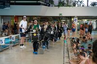 Mit Pauken und Trompeten geht rund am Beckenrand.Bild: Dettenmeyer