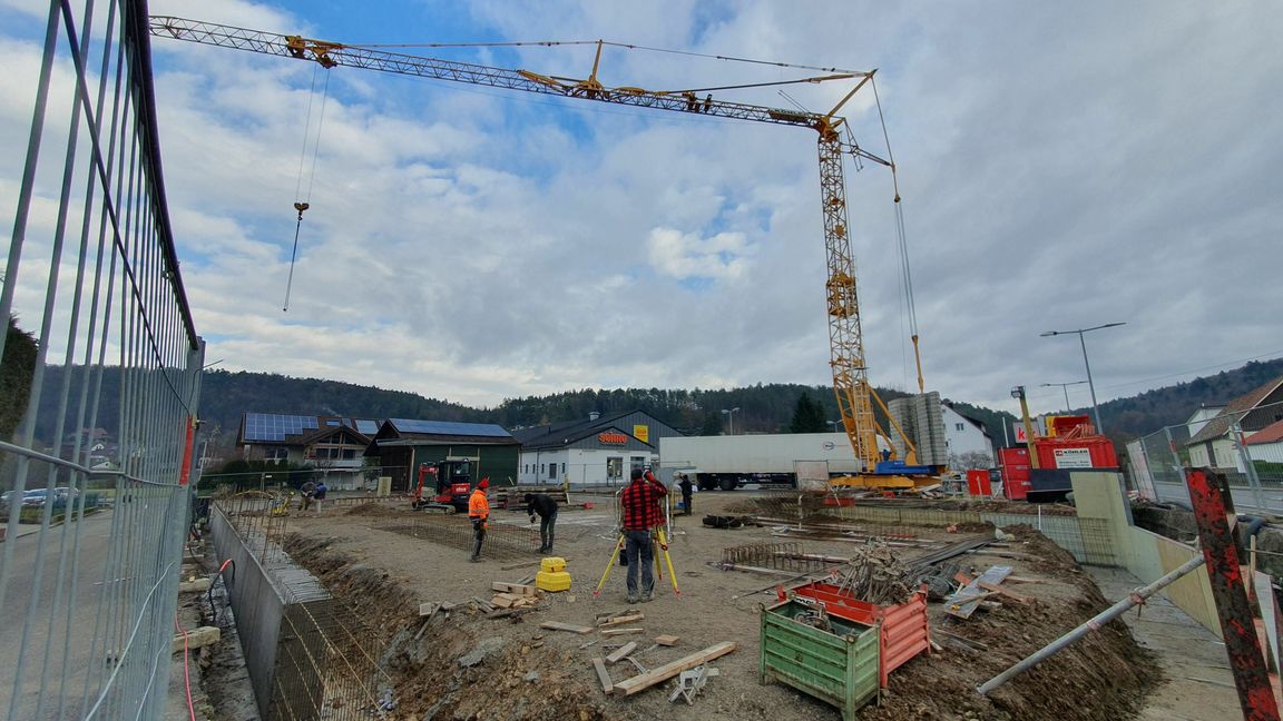 Ein Drogeriemarkt ist einer der größten Wünsche der Aidlinger. Dieser wird jetzt wahr. In der Böblinger Straße baut DM-Drogerie in Massivholz einen ihrer Vorzeigemärkte in Sachen Nachhaltigkeit. Bild: Wegner