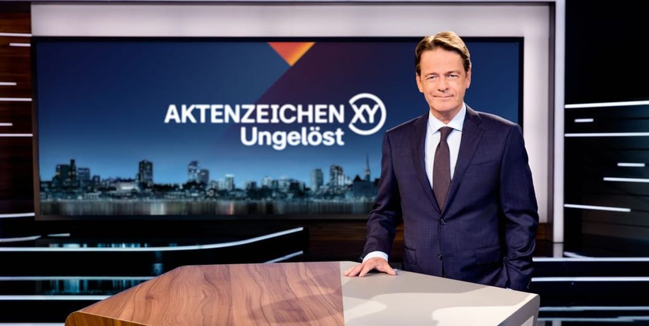 Moderator Rudi Cerne im Studio.