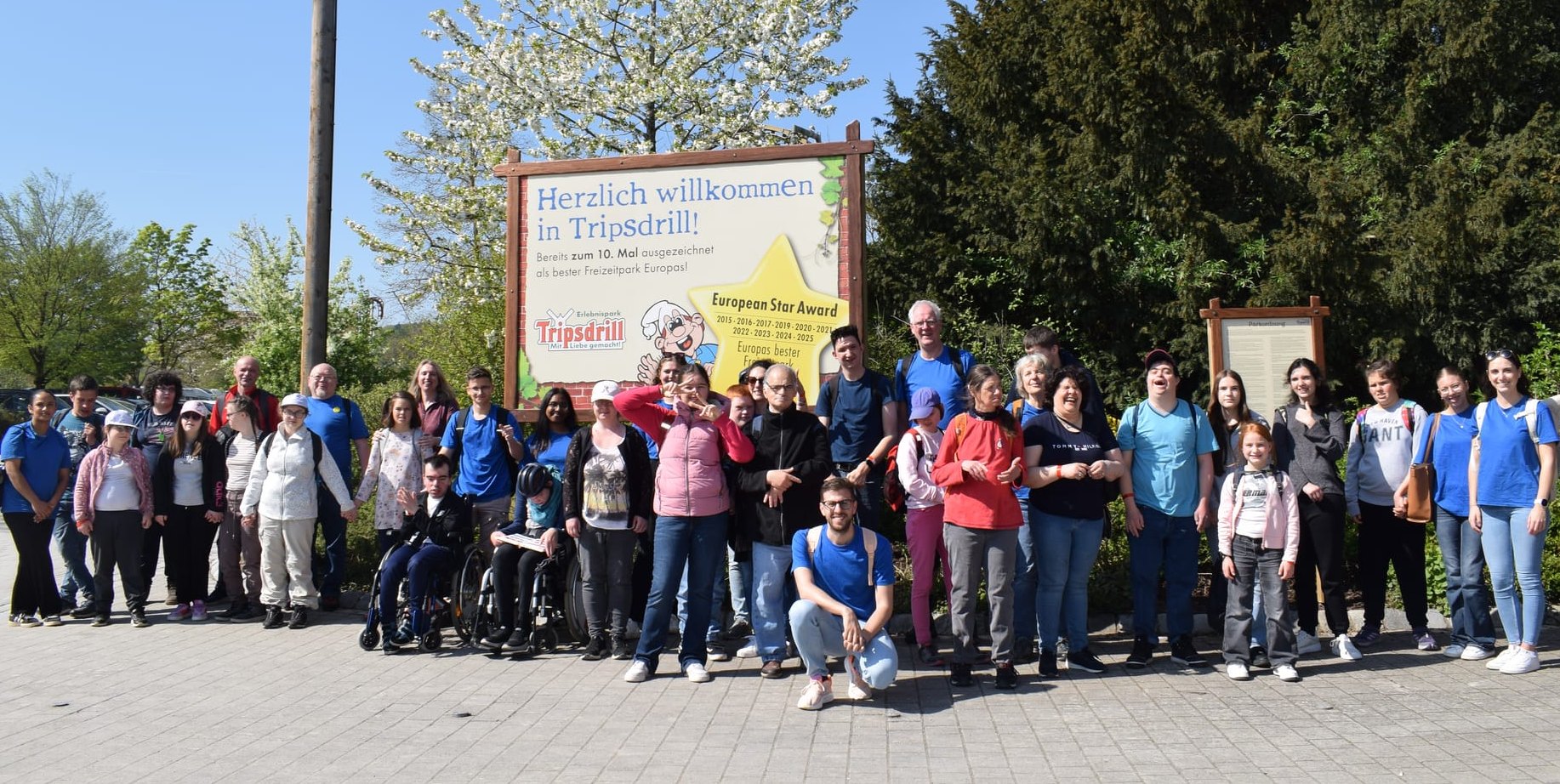 Gruppenfoto vor dem Start: 29 Teilnehmer und 14 Betreuer der Lebenshilfe Sindelfingen vor dem Eingang des Freizeitparks Tripsdrill.