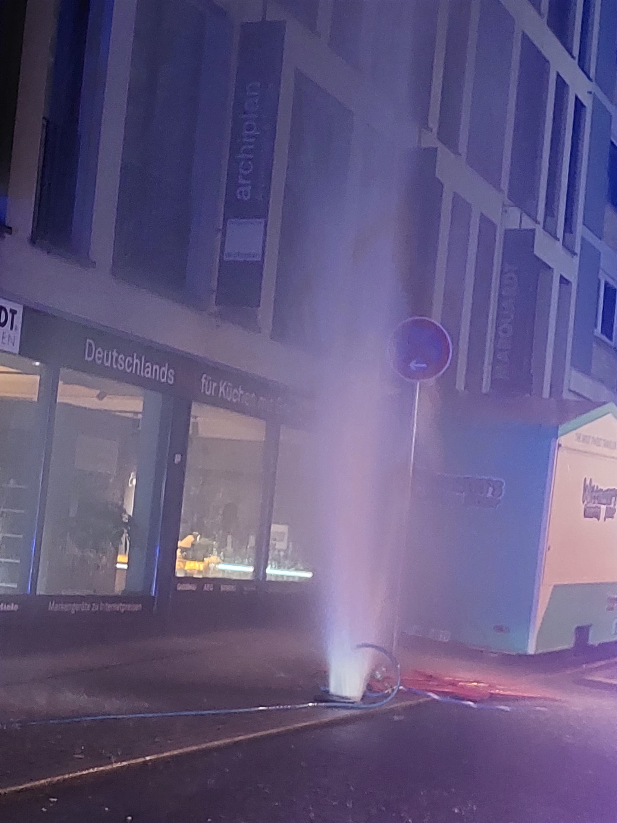 Obere Poststraße: Das Wasser schießt in die Höhe.