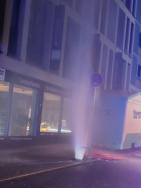 Obere Poststraße: Das Wasser schießt in die Höhe.