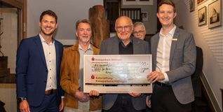 Große Freude bei der Scheckübergabe.