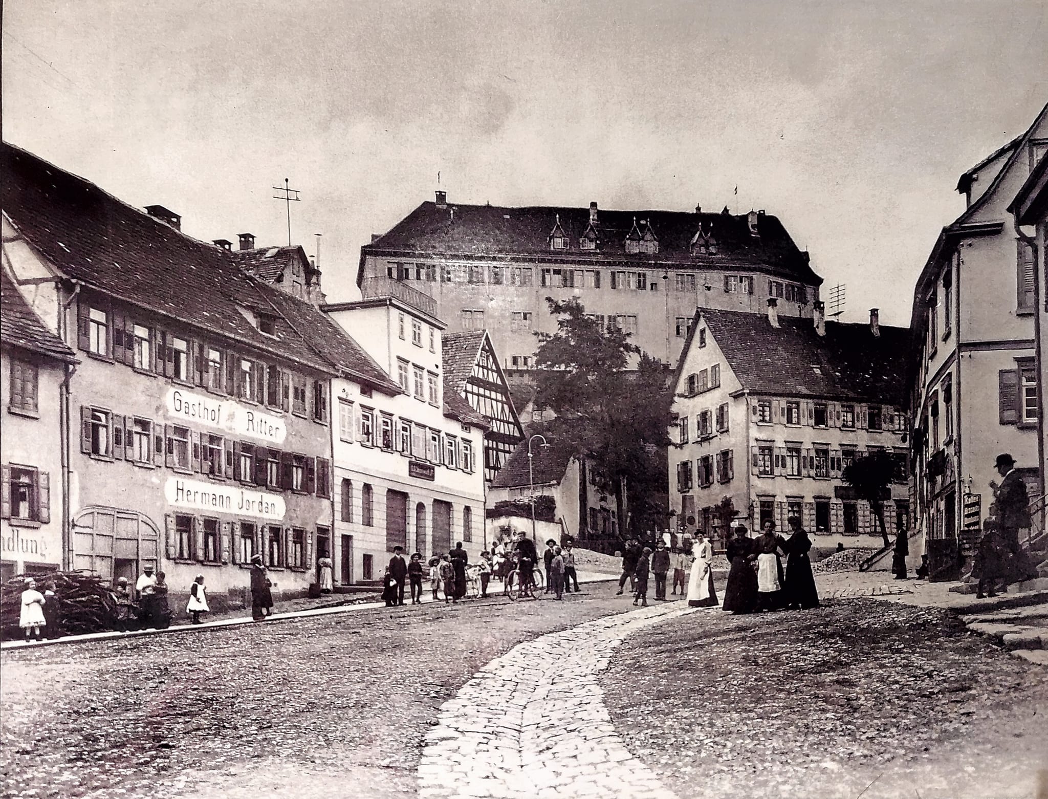 Lebendige Poststraße mit Blick zum Plattenbühl und zum Schloss: Zu diesem Zeitpunkt steht es noch in vollem Glanz, in der Bombennacht im Zweiten Weltkrieg vom 7. auf den 8. Oktober 1943 wurde es weitgehend zerstört und später abgerissen.
