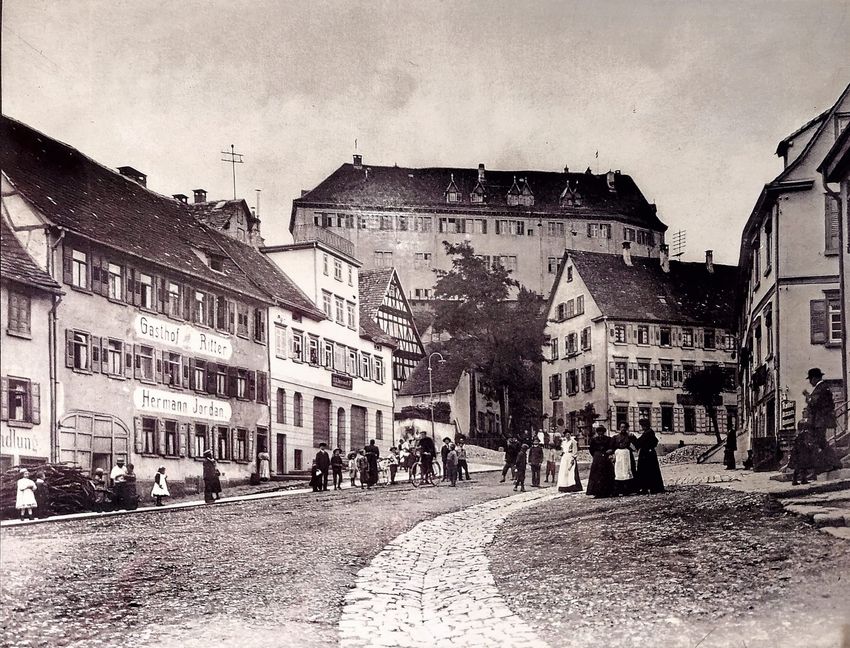 Lebendige Poststraße mit Blick zum Plattenbühl und zum Schloss: Zu diesem Zeitpunkt steht es noch in vollem Glanz, in der Bombennacht im Zweiten Weltkrieg vom 7. auf den 8. Oktober 1943 wurde es weitgehend zerstört und später abgerissen.