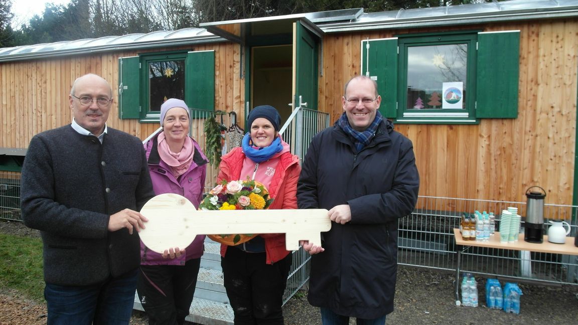Wolfgang Thomas (Regionalvorstand der Johanniter), Christine Hollerbach (pädagogische Fachkraft), Einrichtungsleiterin Eva Lott, Sindelfingens Oberbürgermeister Dr. Bernd Vöhringer. Bild: z