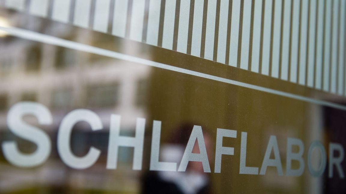Welchen Effekt die Schlafdauer hat, wird auch in Laboren untersucht. (Archivbild)