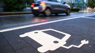 Je mehr Elektroautos unterwegs seien, desto weniger unterscheide sich ihre Schadenbilanz von Verbrennern, sagt die GDV-Geschäftsführerin Anja Käfer-Rohrbach. (Archivbild)