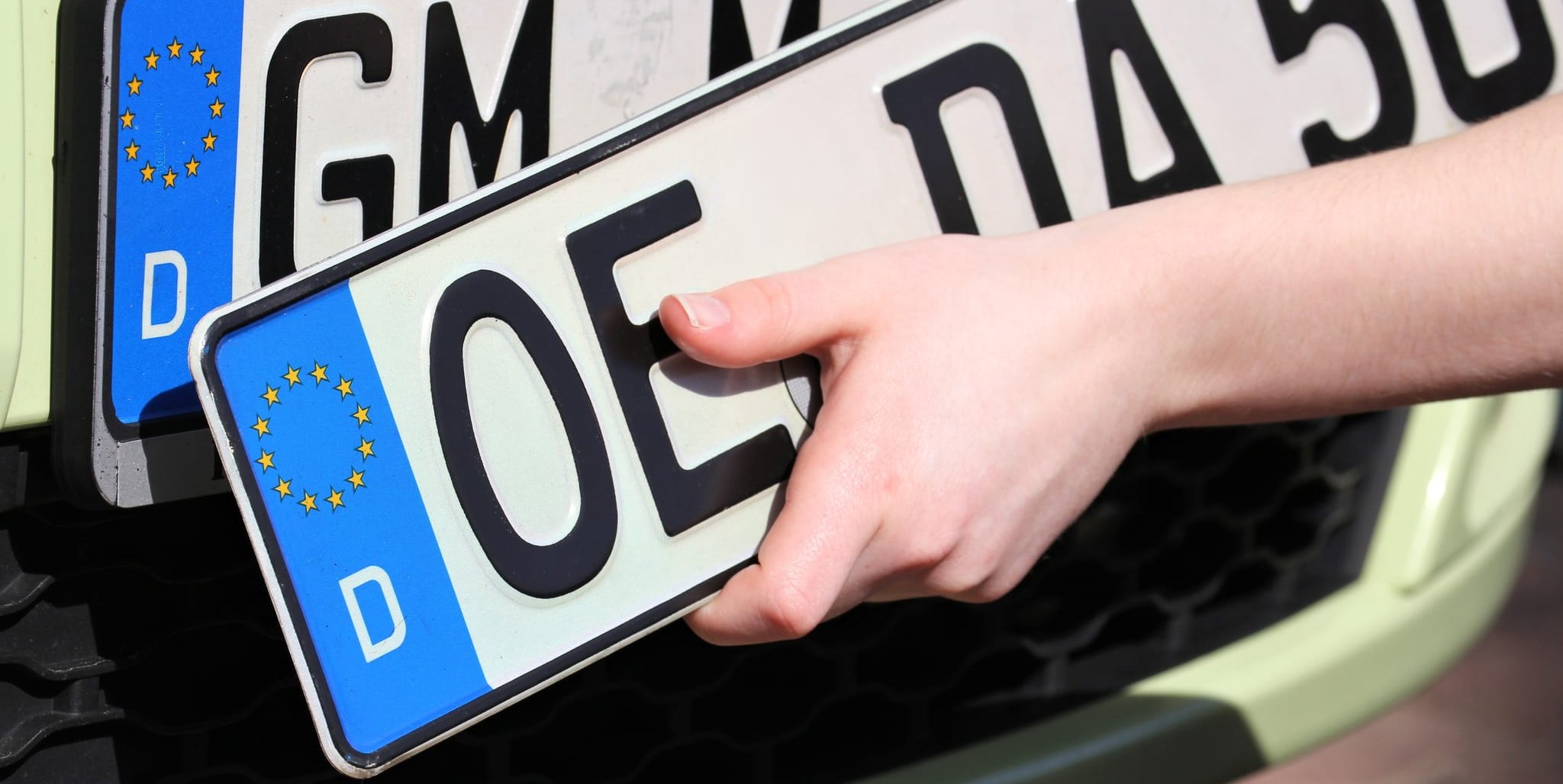 Wer sein Fahrzeug beim Landratsamt anmeldet, braucht ein neues Nummerschild. Das prägt die Schilderprägestelle.