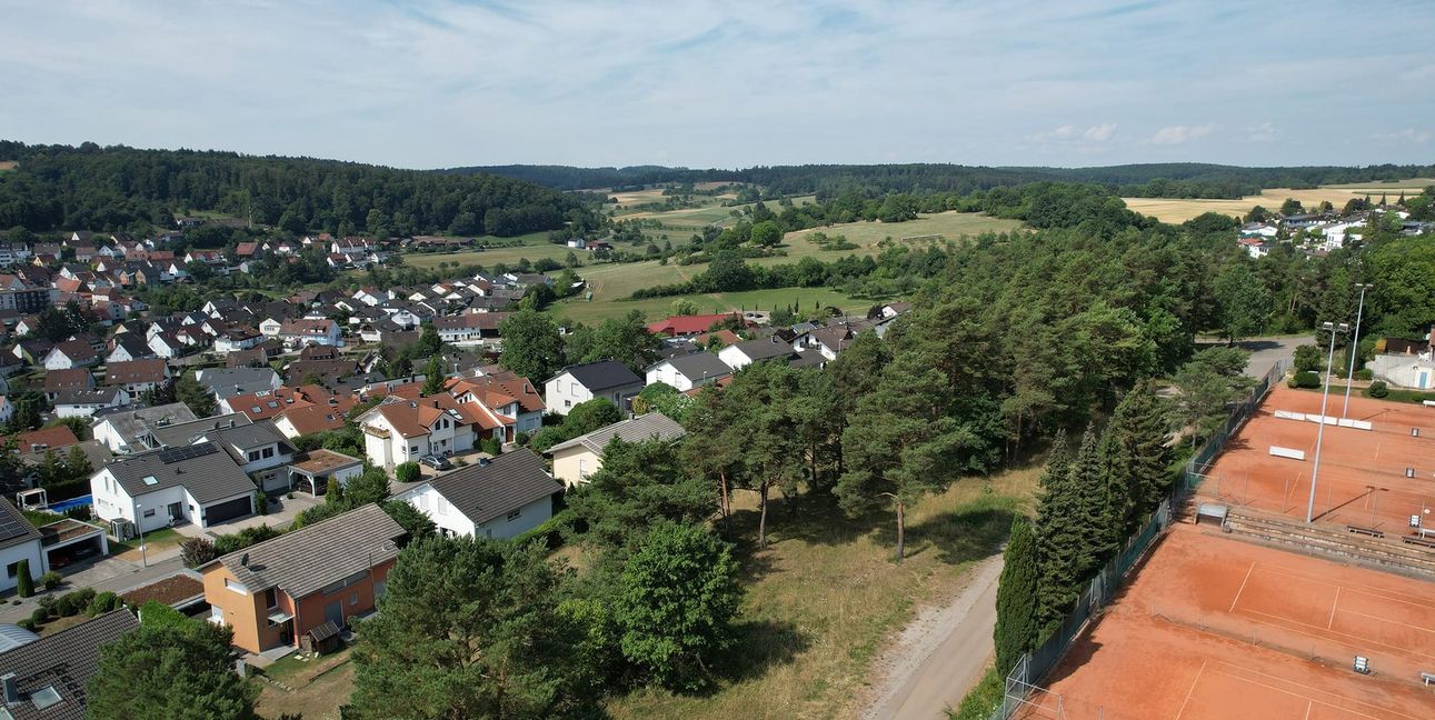 Kindergarten und Wohngebäude können demnächst auf der Fläche „Unterm Wäldle“ in Dachtel entstehen.