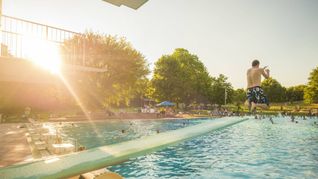 Nach dem Pfingstwochenende wird es wieder wärmer – Freibad-Wetter steht Ende der Woche an. (Archivbild)
