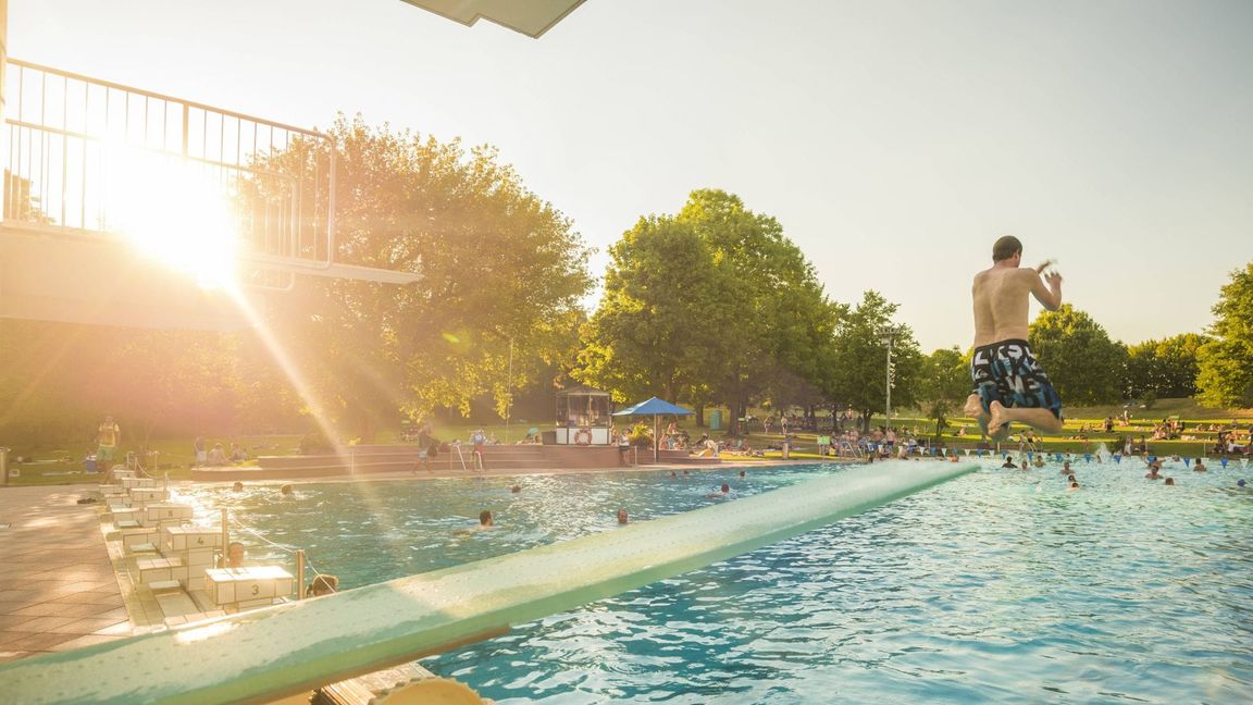 Nach dem Pfingstwochenende wird es wieder wärmer – Freibad-Wetter steht Ende der Woche an. (Archivbild)