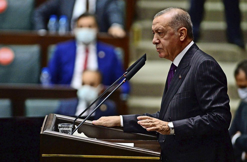 Der türkische Präsident Erdogan musste sich im Parlament Häme und Kritik anhören.