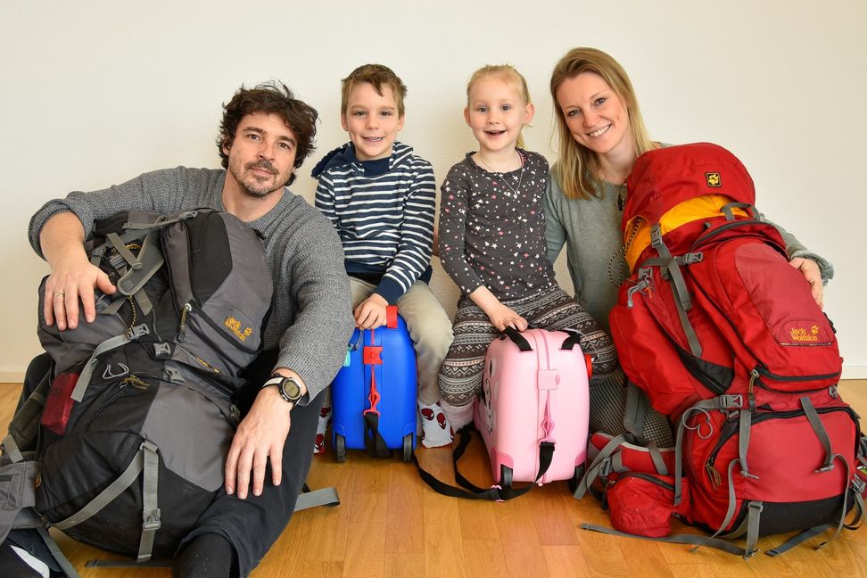Andreas, Levin, Elli und Tina Habl sitzen auf gepackten Rucksäcken: Am Mittwoch will die Familie aus Böblingen auf 16-monatige Weltreise gehen. Bild: z