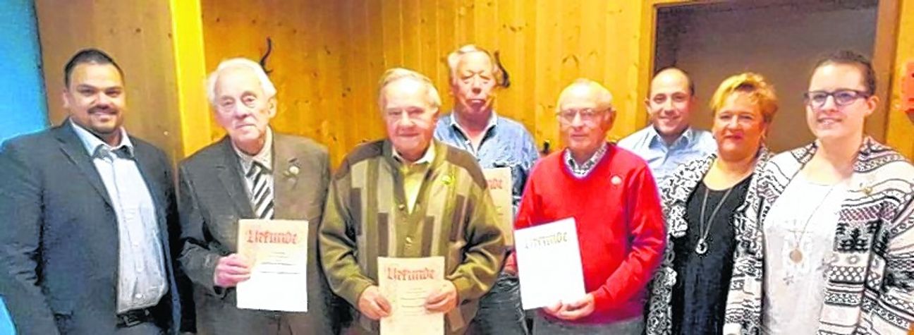Ehrungen bei der Musikkapelle Maichingen: der Vorsitzende Benjamin Schilling mit Wilhelm-Friedrich Bohn, Matthias Jeschabek, Horst Detlef Grosse, Herbert Ulrich, Tobias Walz, Manuela Priß und Celina Stutz (von links). Bild: