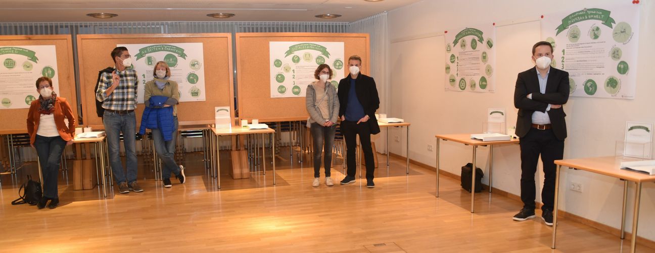 Eine Broschüre und Plakate sollen die Magstadter animieren, über die Zukunft der Gemeinde nachzudenken.  Rechts: Bürgermeister Florian Glock.  Bild: Reichert