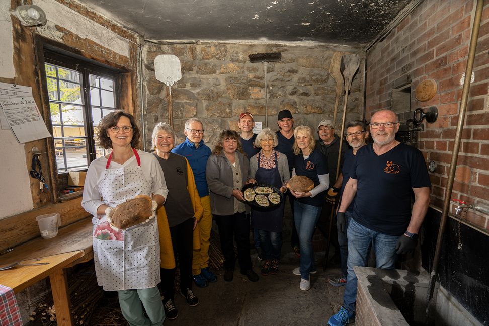 Die Backhaus-Buben mit ihren Helfern im Dachteler Backhaus.  Bild: Richter