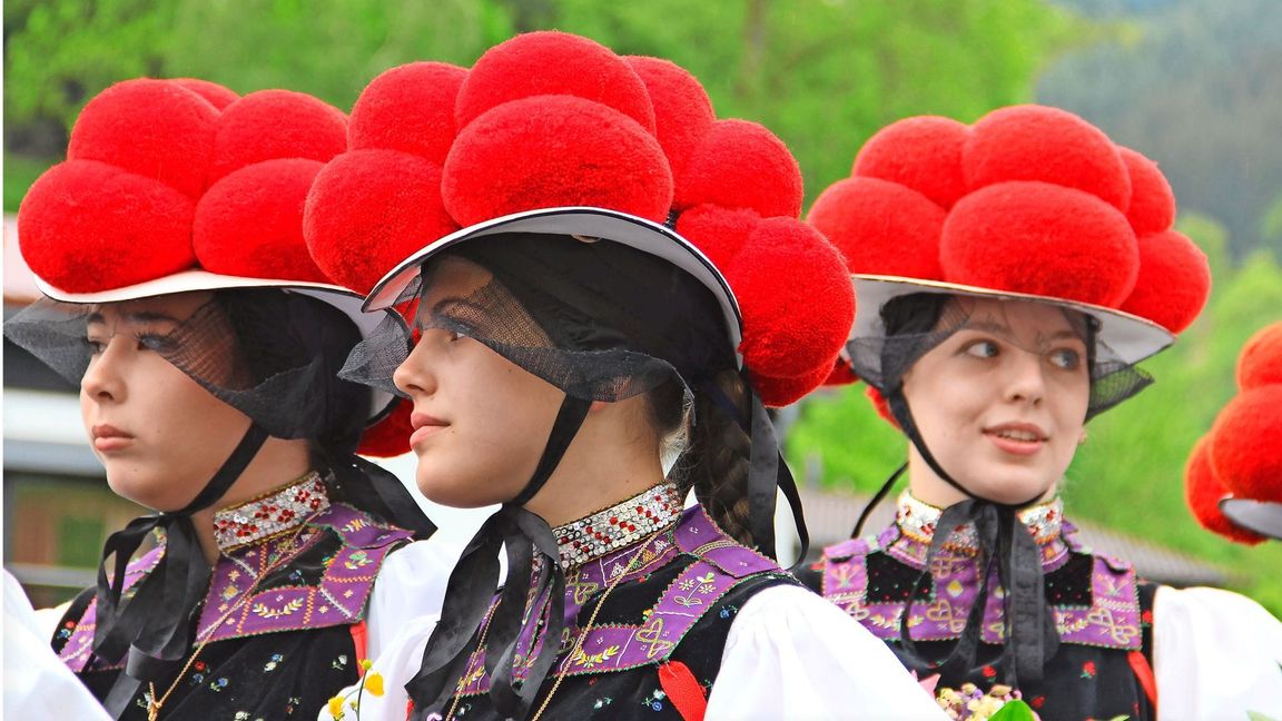 Sind noch nicht unter der Haube: junge Frauen aus Kirnbach mit rotem Bollenhut