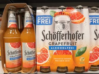 Könnten versehentlich Flaschen mit Alkohol enthalten: Die Schöfferhofer Grapefruit Alkoholfrei Sixpacks. (Symbolbild)