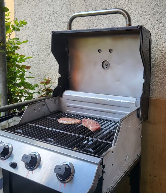 Beim Praxistest landen Steaks auf dem umgebauten Gasgrill.