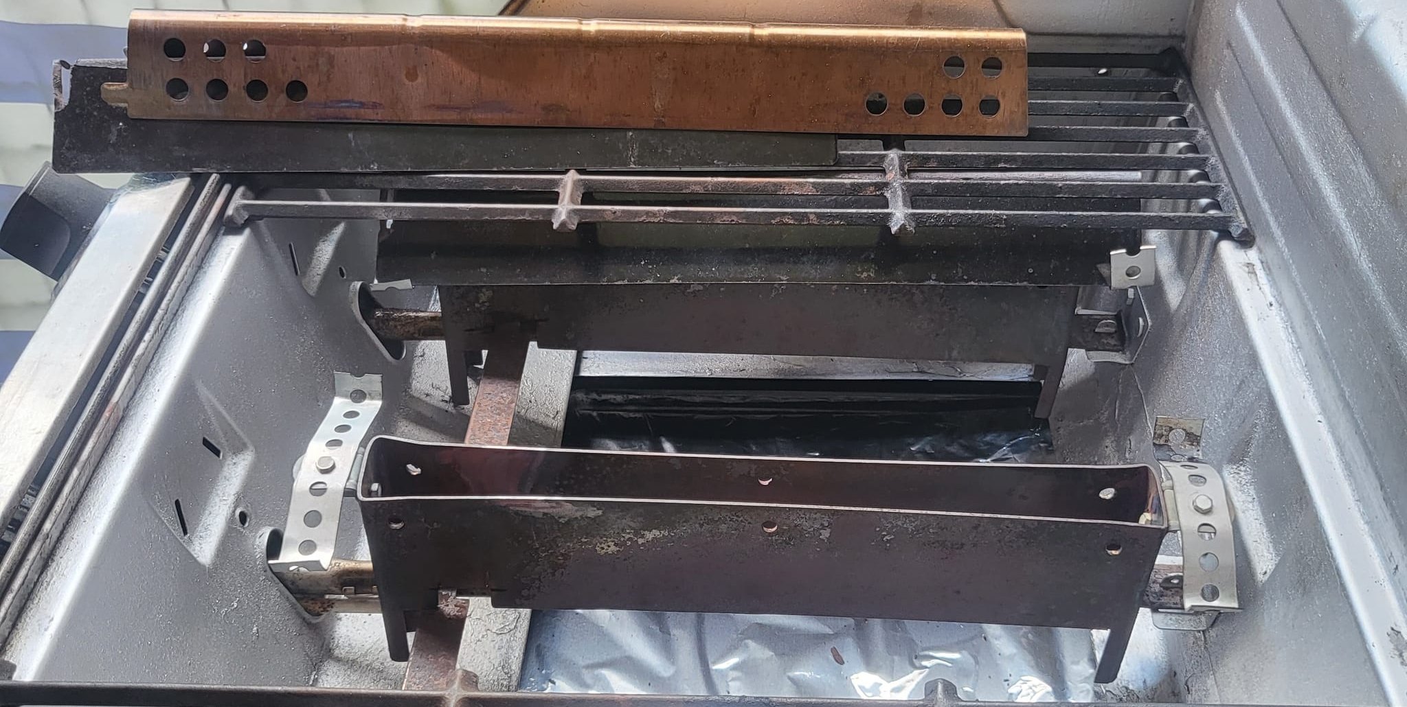 Das zusätzliche Bauteil über dem Brennrohr verändert den Luftstrom im Grill.