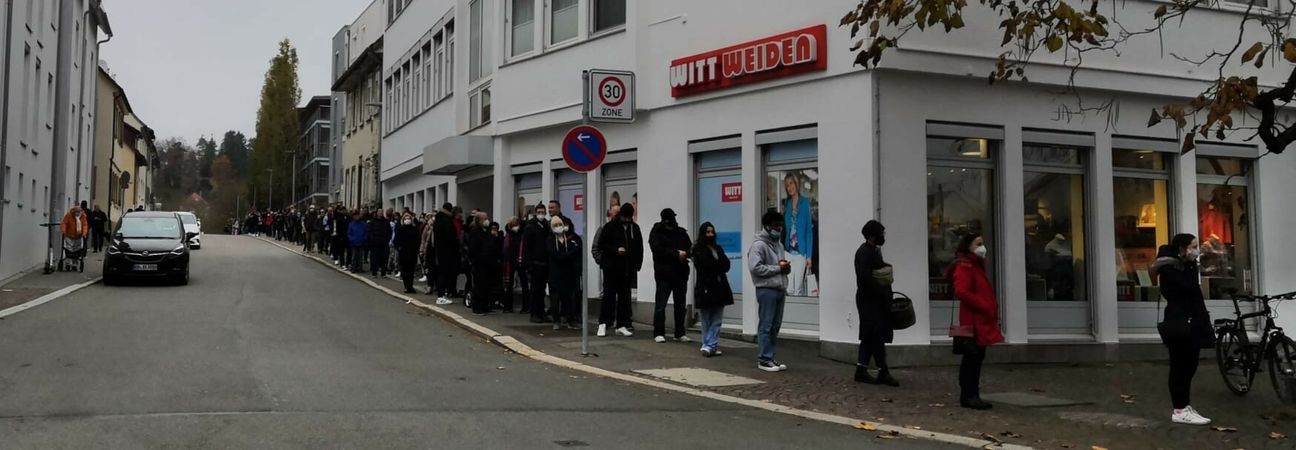 Riesenandrang bei der Sindelfinger Impf-Aktion : Vom Rathaus weg bildete sich eine lange Schlange, die sich in Richtung Klostersee über die ganze Seemühlestraße zog. Bild: Krauter
