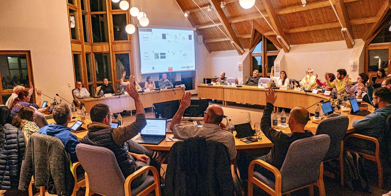 Abstimmung über den Haushalt nach kurzer Diskussion im Aidlinger Gemeinderat. Nicht alle stimmten dafür. Bild: Richter