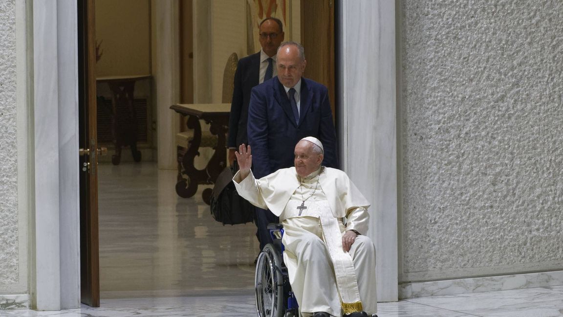 Papst Franziskus wird am Osterfest im Vatikan teilnehmen, aber die Messe kann er wohl nicht zelebrieren.