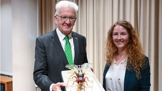 Neben vielen anderen Dingen ist Winfried Kretschmann auch der Ministerpräsident mit den nachgewiesen besten Bio-Kenntnissen. Auch deshalb trägt die Wespe „Aphanogmus kretschmanni“ seinen Namen.