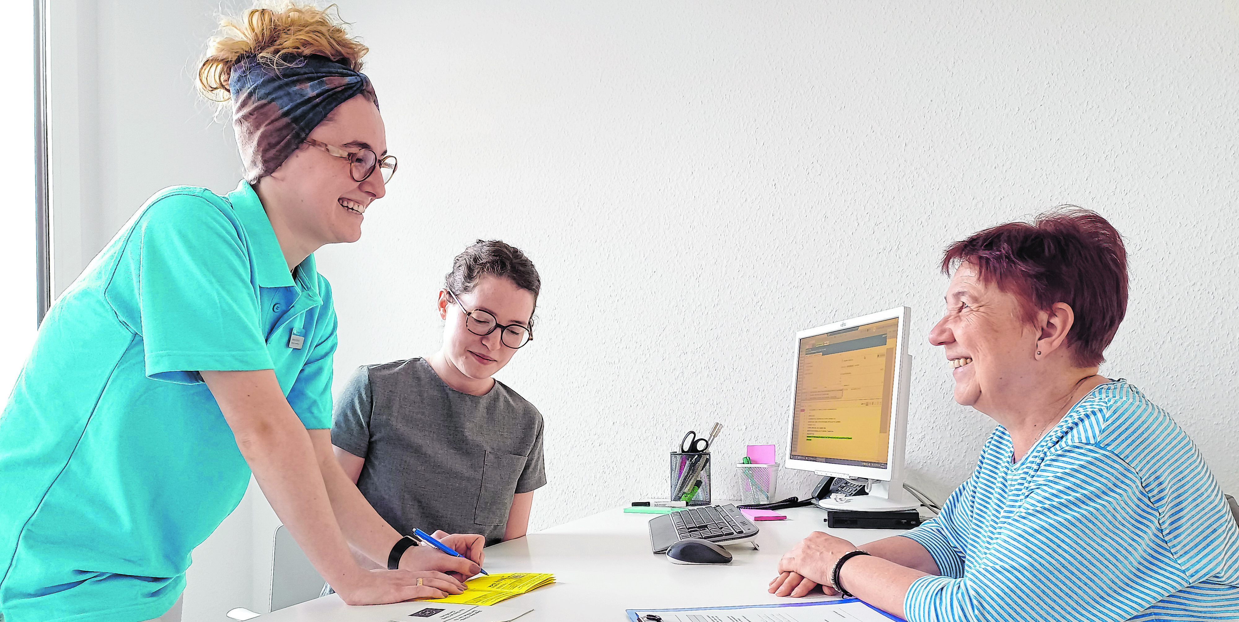 Hausärztin Karina Golling (Mitte) und Jaqueline Kiedaisch, Medizinische Fachangestellte (links), beim Erstgespräch mit der Patientin Petra Dieterle.