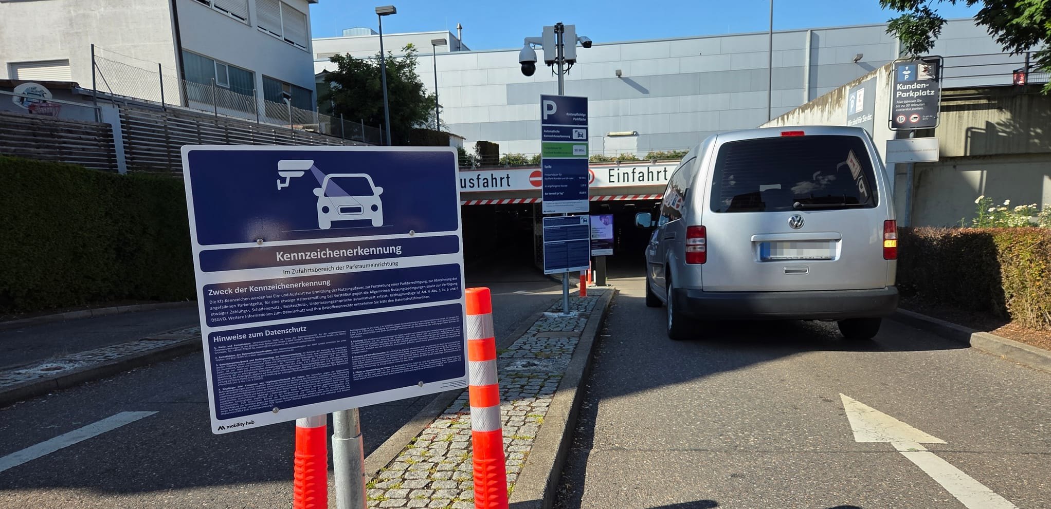 Neu: Kameras und große Hinweisschilder in der Ein- und Ausfahrt des Kaufland-Parkhauses in der Calwer Straße.