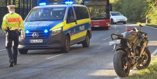 Nach dem Unfall sichert die Polizei die Unfallstelle.