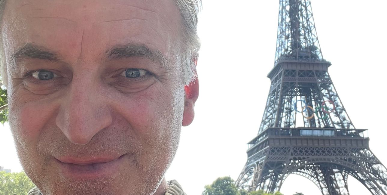 SZ/BZ-Mitarbeiter Uli Meyer mit dem Eiffelturm im Hintergrund