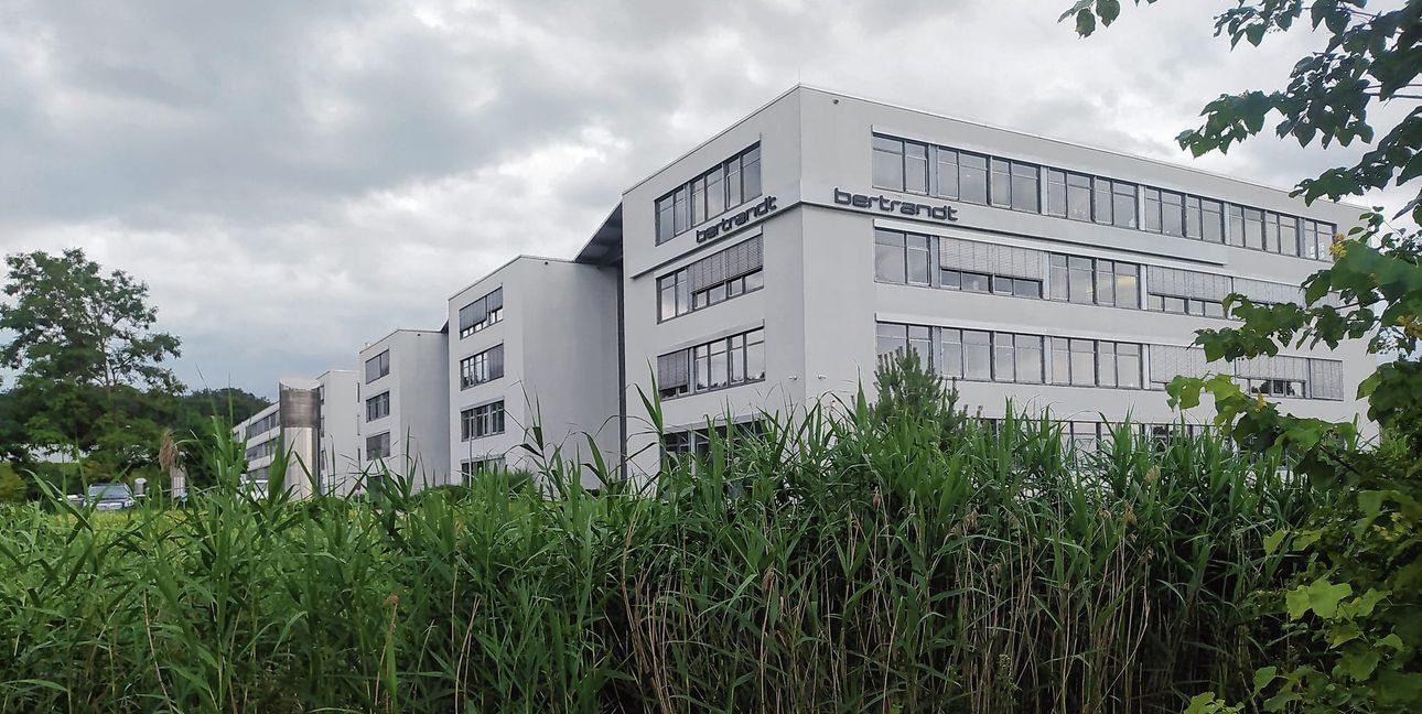Graue Wolken über der Bertrandt AG. Der Ehninger Ingenieurdienstleister gab am Montagnachmittag bekannt, dass er wegen zu geringer Auslastung Stellen abbauen muss.