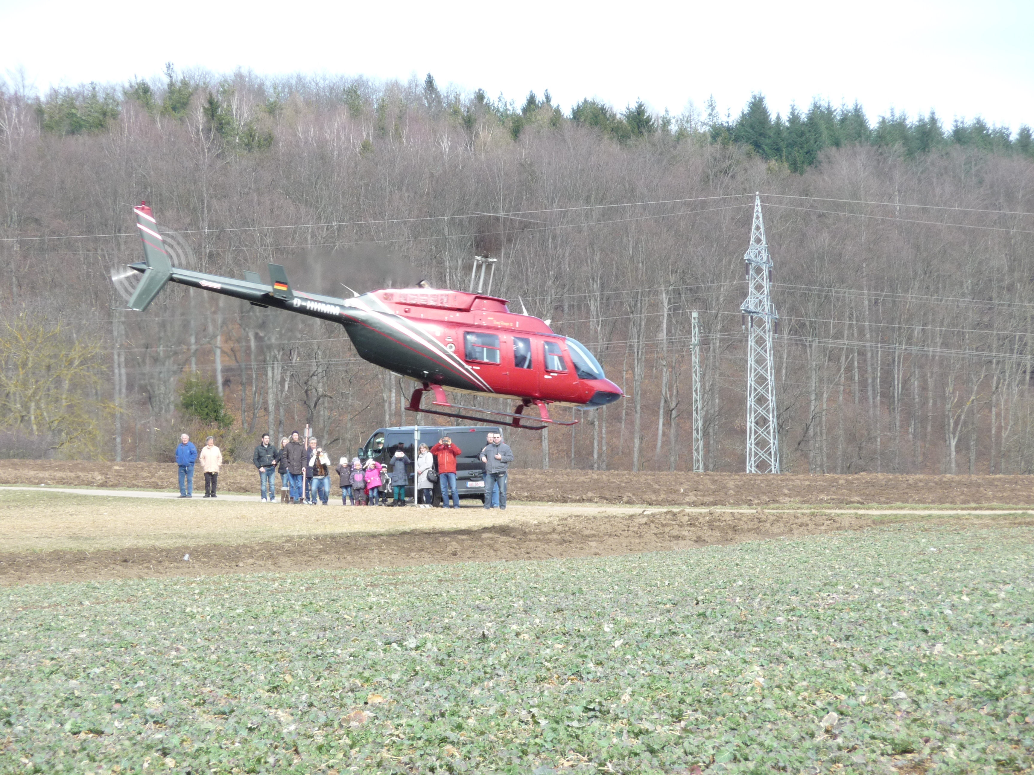 Der Hubschrauber beim Abheben zu einem der Rundflüge am Samstag, 16. März 2013. Start- und Landeplatz war an jenem Tag eine Wiese nördlich von Magstadt.	 Bild: Reichert