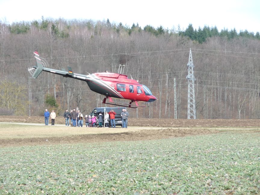 Der Hubschrauber beim Abheben zu einem der Rundflüge am Samstag, 16. März 2013. Start- und Landeplatz war an jenem Tag eine Wiese nördlich von Magstadt.	 Bild: Reichert