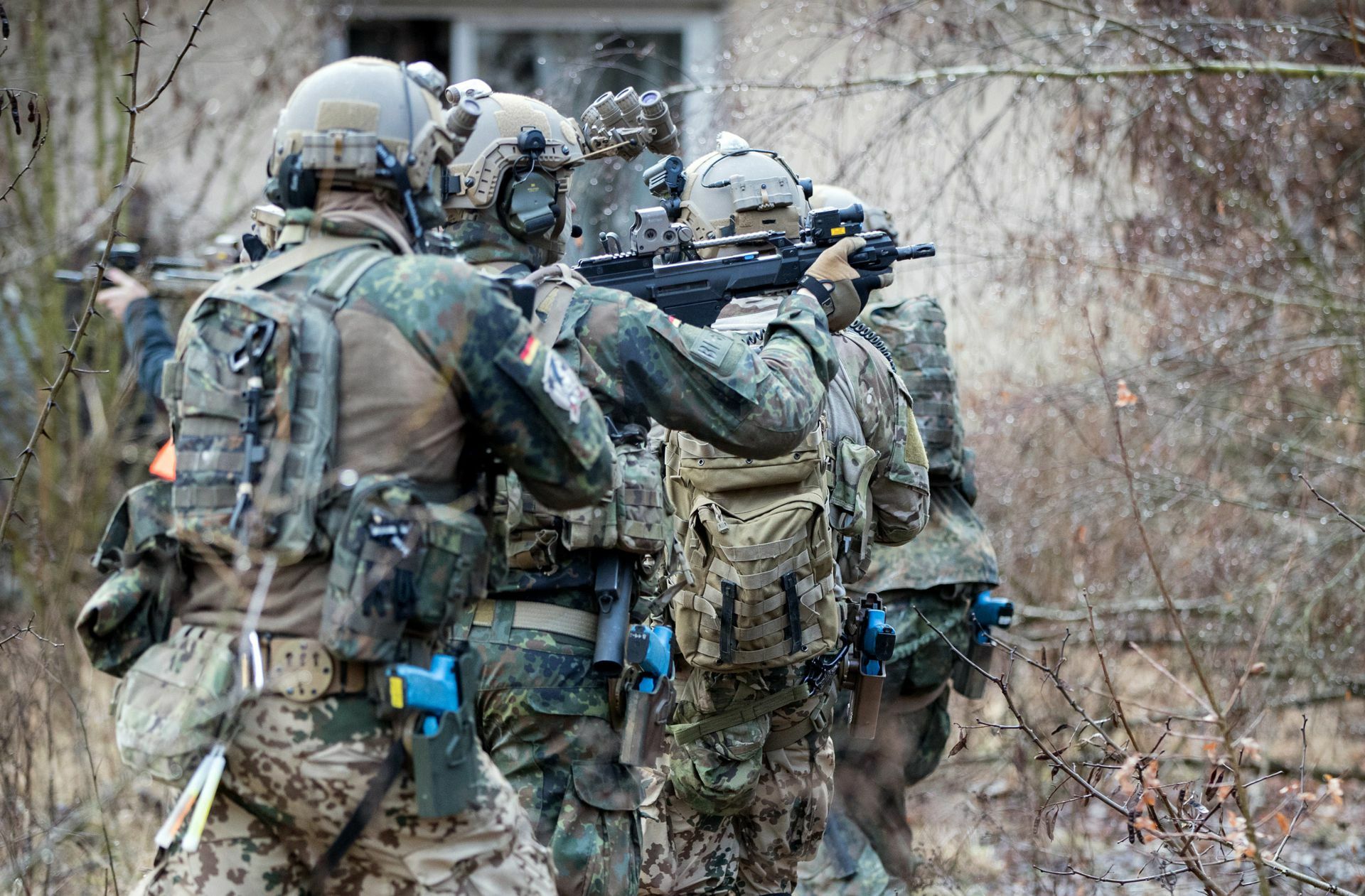 Ein Trupp Soldaten des Kommandos Spezialkräfte übt das Eindringen in ein Gebäude.