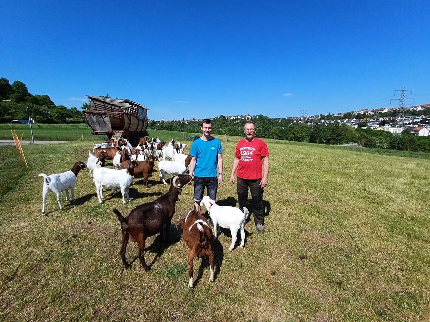 Robin Schmid (links) und sein Vater Georg Schmid mit den Ziegen, die sofort herbeigeeilt kommen, wenn der 26-Jährige die Tiere ruft. Bilder: Elbers