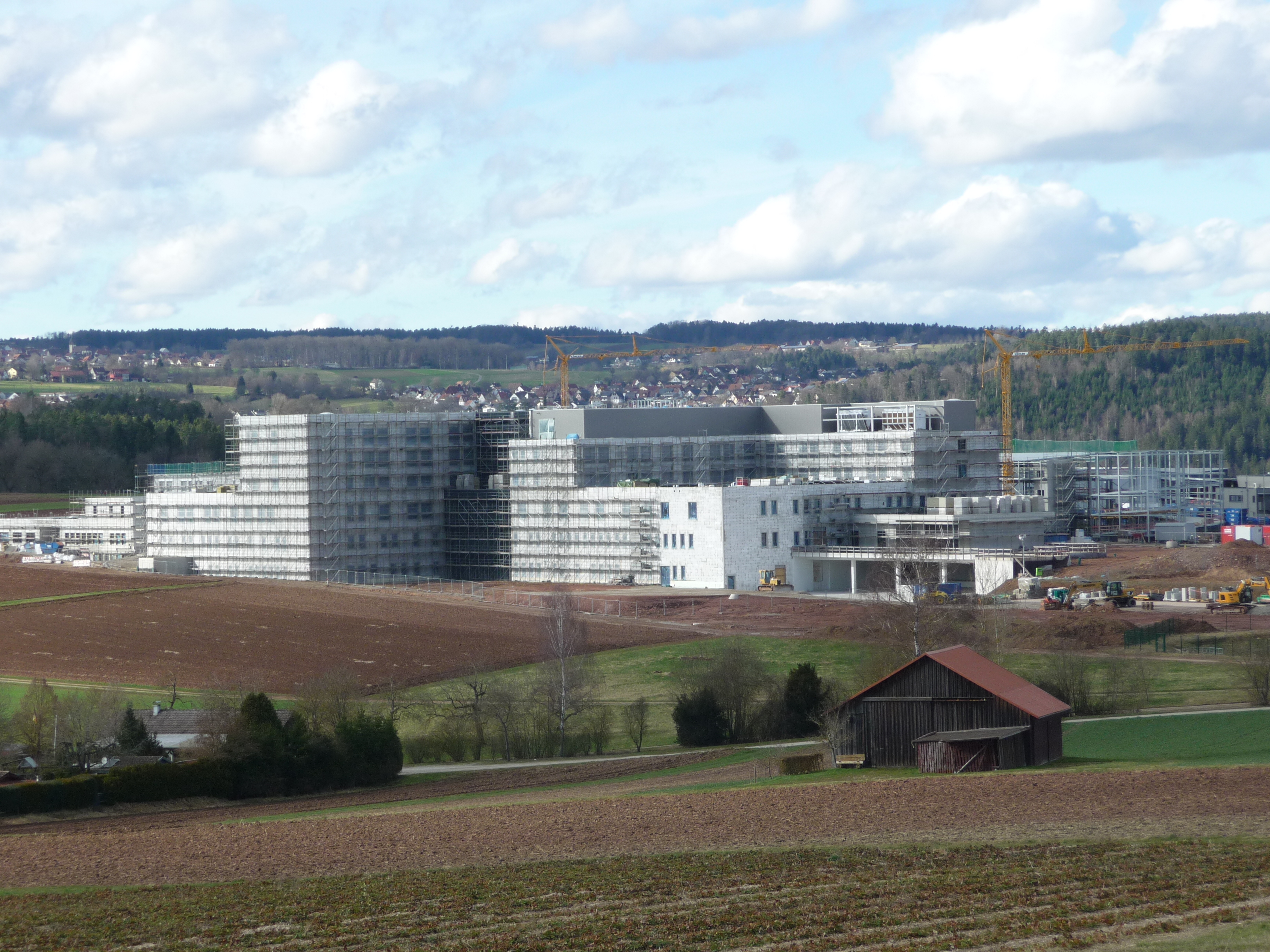 Der künftige Calwer Gesundheitscampus von Stammheim aus gesehen. Der Rohbau soll für das  Medizinkonzepts umgebaut werden. Auch dagegen regt sich Widerstand. Derzeit liegt die Baustelle teilweise auf Eis, da das Verwaltungsgericht Karlsruhe die Umsetzung des Medizinkonzepts untersagt hat. Deshalb soll der Calwer Kreistag dies am Montag neu beschließen. Bild: Reichert