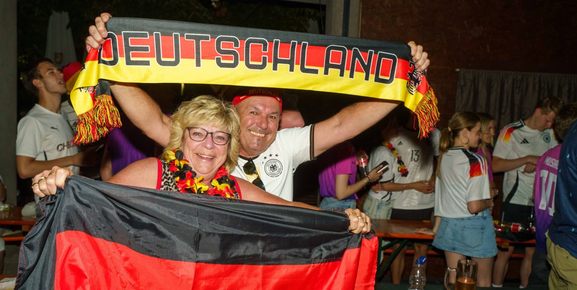 Station 2: Gegen die Elfenbeinküste stockt erst das deutsche Fußballherz, dann ist die Erleichterung im Böblinger Bootshaus umso größer.