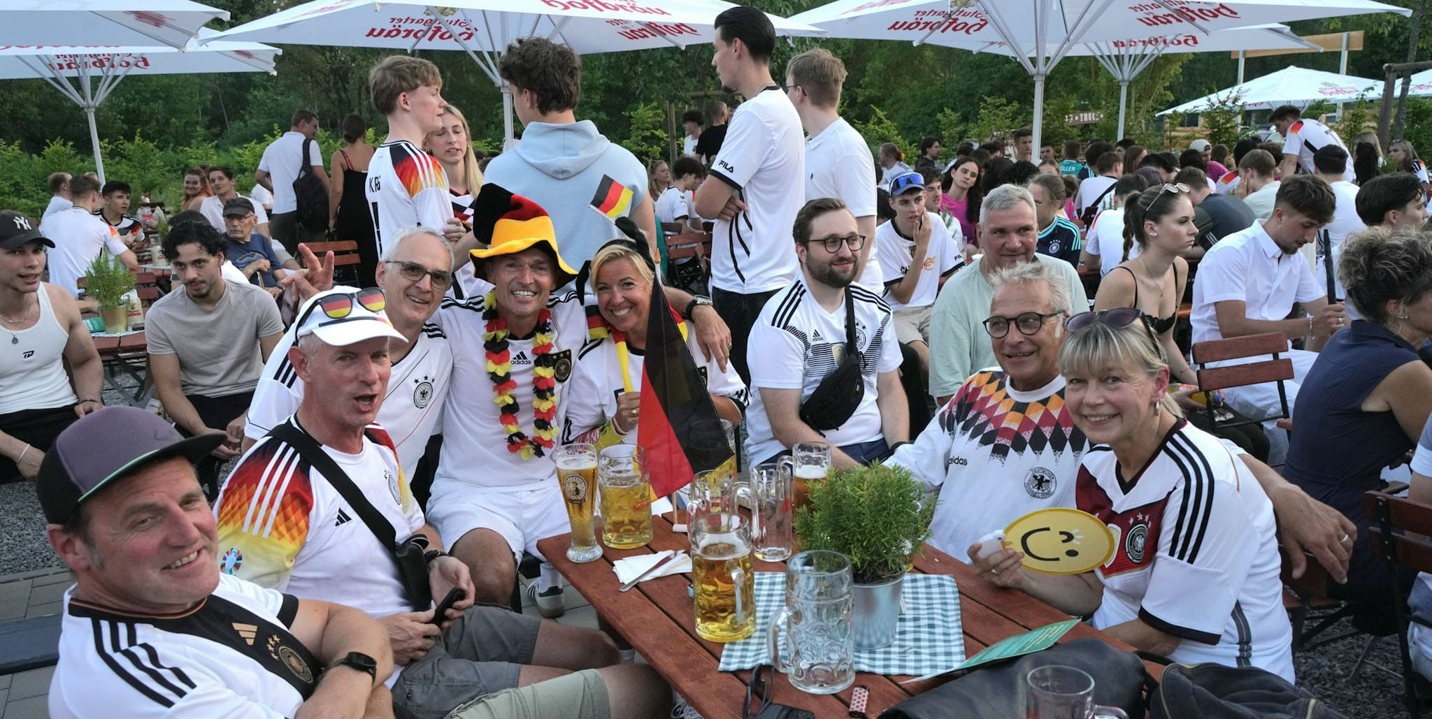 Station 3: Deutsche Fans erleben im Sindelfinger Hopfengarten am Glaspalast beim Pubic Viewing zum Spiel gegen Ecuador einen ziemlich entspannten Donnerstagabend.